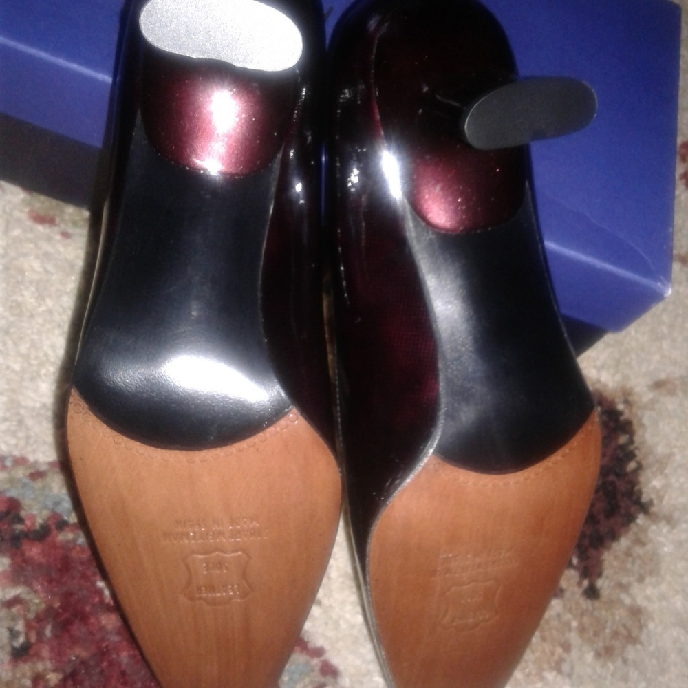 Stuart Weitzman - Picture 4 of 5